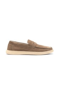 Pantofi slip-on din suede maro, cu un superior neted, o talpă plată din cauciuc de culoare crem și detalii minime de cusătură. Design simplu și discret.