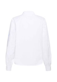 Bijela košulja dugih rukava s gumbićima, prikazana s leđa, s jedva vidljivim svijetloplavim cvjetnim vezom na lijevoj rukavi.