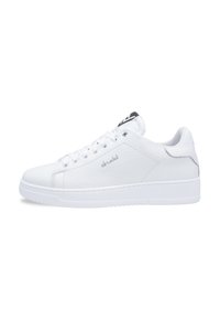 Sneaker bianco in pelle con superficie textured, punta rotonda e suola piatta bianca. Presenta un design con lacci e un piccolo logo sulla linguetta.