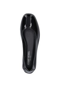 Czarne lakierowane baleriny z okrągłym noskiem. Posiadają gładką, błyszczącą powierzchnię oraz amortyzującą wkładkę. Nazwa marki widoczna wewnątrz.