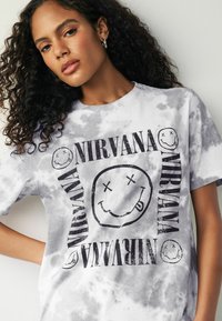Next NIRVANA LICENSE  - T-shirt med print - grey white