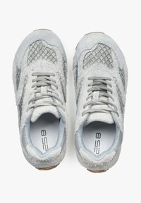 Grijze sportieve schoenen met een getextureerde bovenkant, mesh panelen en platte veters. Heeft een gevoerd kraag en een rubberen zool met een visgraatpatroon.