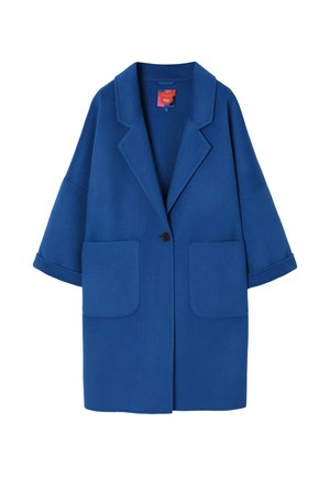 Ein blauer Wollmantel mit Reverskragen, Dreiviertelärmeln, zwei Fronttaschen und einem einzelnen Knopfverschluss. Glatte Textur, oversize Passform.