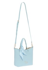 Borsa in ecopelle blu chiaro con manici intrecciati e un nastro decorativo blu chiaro, caratterizzata da dettagli in metallo dorato e una forma strutturata.