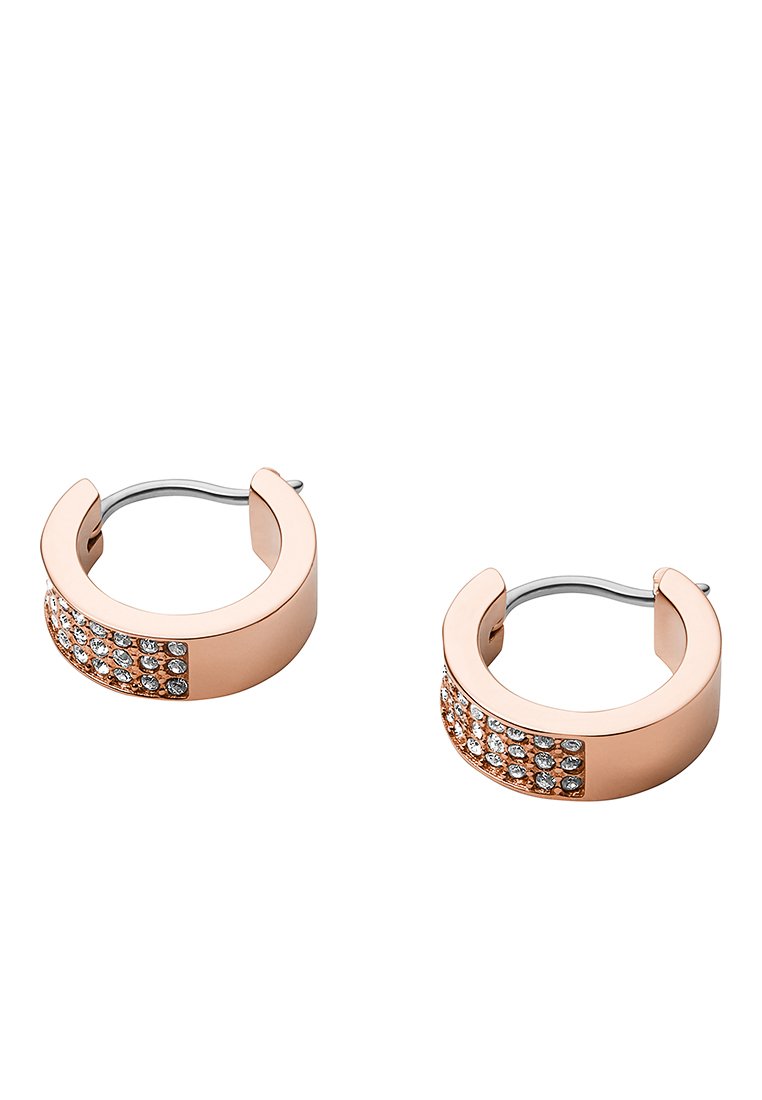 Roségoldene Creolen mit einer Reihe kleiner klarer Kristalle am äußeren Rand vorne, ausgestattet mit einem silbernen Verschluss.