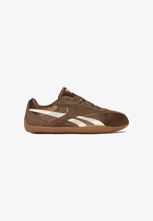 Niskoprofilowy brązowy sneaker z białymi bocznymi pasami, teksturowaną cholewką, sznurowaniem i gumową podeszwą, pokazany z boku na białym tle.