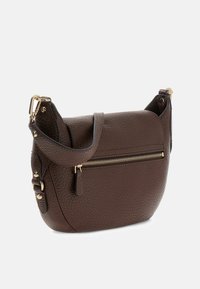 Bruine leren crossbodytas met een korrelige structuur, een ritssluiting, gouden hardware accenten en een gebogen ontwerp.