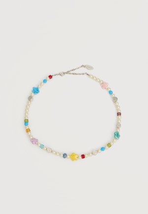 Κολιέ με μικρές λευκές πέρλες, πολύχρωμα χάντρες σε σχήμα λουλουδιού και τετράγωνες και στρογγυλές διακοσμητικές χάντρες σε ασημένια αλυσίδα με κούμπωμα.