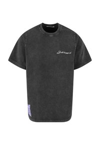 Czarna oversize koszulka z miękkiej, spranej bawełny. Posiada białe, cursive logo z przodu oraz małą fioletową metkę na bocznym szwie.