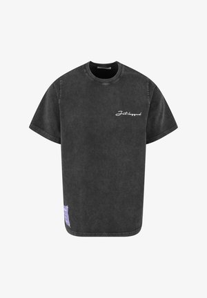 Melns pārmērīgs T-krekls, izgatavots no mīkstas, izbalējušas kokvilnas. Priekša rotāta ar baltu slīprakstā rakstītu logo, bet sānos ir neliela purpursarkana birka.