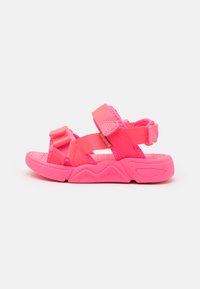 Helle pinke Sandalen mit synthetischen Riemen und strukturiertem Fußbett, ausgestattet mit verstellbaren Verschlüssen und einer leichten Bauweise für hohen Tragekomfort.