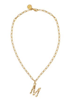 Collar de cadena de oro con eslabones rectangulares y un colgante con forma de letra "M" estilizada, que incluye una pequeña placa redonda con la marca cerca del cierre.