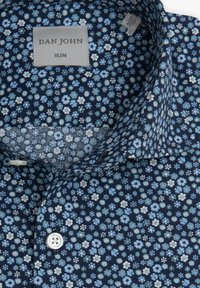 Męska niebieska koszula slim-fit z małym białym i jasnoniebieskim wzorem kwiatowym, białym guzikiem oraz metką rozmiaru 15¾ / 40 wewnątrz kołnierza.