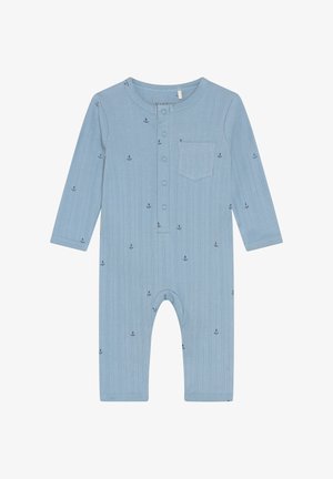 Combinaison côtelée bleu clair à manches longues, avec une poche frontale et de petits motifs d'ancre. Boutons sur le devant et autour de l'encolure.