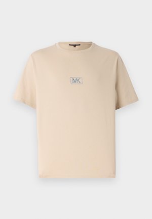 Tricou din bumbac bej cu mâneci scurte, guler rotund și logo-ul brodat "MK" într-un contur rectangular pe piept. Textură netedă.