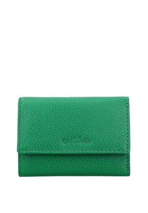 Kompakte grüne Lederbrieftasche mit sichtbarer Naht und Klappverschluss, geprägt mit kleinem Markennamen vorne in der Mitte.