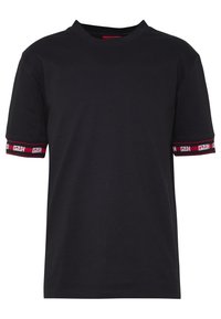 Camiseta de algodón negra con cuello redondo y mangas cortas, que presenta acentos de marca en rojo y blanco en los puños de las mangas.