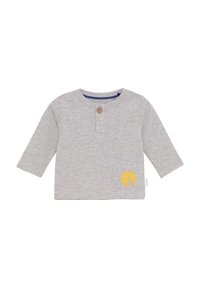 Lichtgrijze babyshirt met lange mouwen, ronde hals, een enkele bruine knoop op de kraag en een kleine gele afbeelding aan de onderzijde aan de linkerkant.
