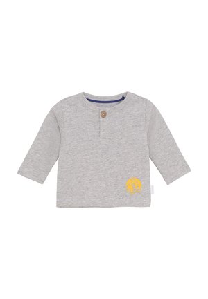 Helles graues Langarmbabyshirt mit Rundhalsausschnitt, einem einzigen braunen Knopf am Kragen und einem kleinen gelben Grafikdesign auf der unteren linken Seite.