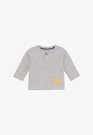 Helles graues Langarmbabyshirt mit Rundhalsausschnitt, einem einzigen braunen Knopf am Kragen und einem kleinen gelben Grafikdesign auf der unteren linken Seite.