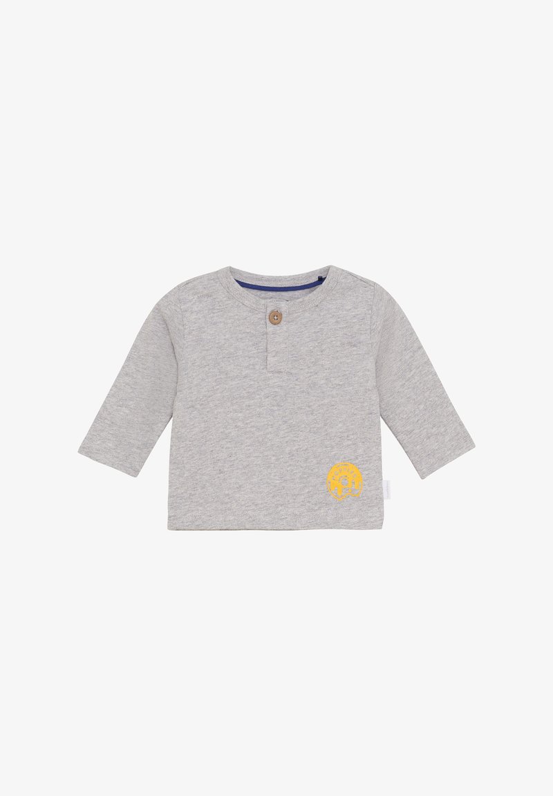 Lichtgrijze babyshirt met lange mouwen, ronde hals, een enkele bruine knoop op de kraag en een kleine gele afbeelding aan de onderzijde aan de linkerkant.