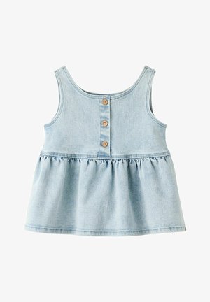 Bluză fără mâneci pentru copii mici, din denim albastru deschis, cu talie adunată și trei nasturi maro pe centrul din față.