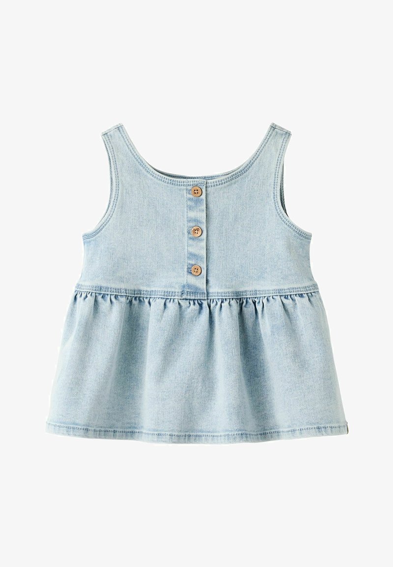 Hálózott kék farmer anyagból készült ujjatlan kisgyermek felső, amely derékrésznél összehúzott és elöl három barna gombbal díszített.