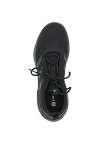 Svart träningsskor gjorda av mesh och syntetiskt material, med snörning, texturerad ovansida och kontrasterande logotypdetaljer.