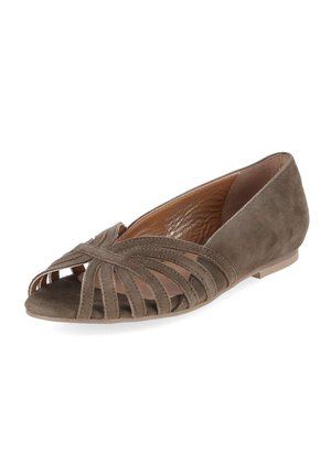 Chaussure plate femme en daim marron avec bout ouvert et détails de brides croisées sur fond blanc.