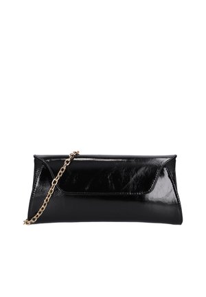 Pochette rectangulaire noire brillante avec une bandoulière chaîne dorée drapée sur un coin sur fond blanc.
