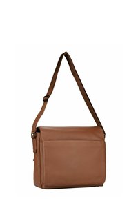 Sac messager en cuir marron avec une longue bandoulière réglable, doté d'une fermeture à rabat magnétique et d'une poche plaquée avant. Texture lisse.