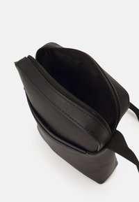 Pier One Skulderveske - black