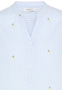 Chemise à rayures verticales bleu clair et blanc, boutonnée, avec un col rond et de petites imprimés d'ananas jaunes dispersées sur le tissu.