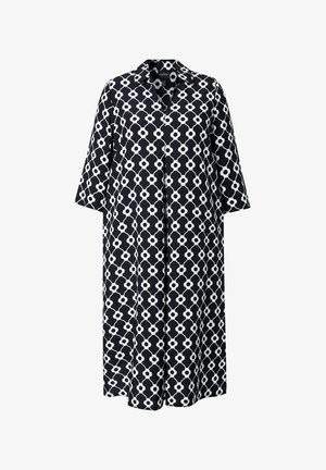 Długa czarna sukienka z białym okrągłym wzorem, z kołnierzykiem i rękawami do połowy łokcia, wykonana z lekkiego materiału.