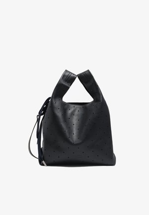 Bolso tote de cuero negro con pequeños agujeros perforados, asa triangular recortada y correa del hombro delgada ajustable con punta metálica.