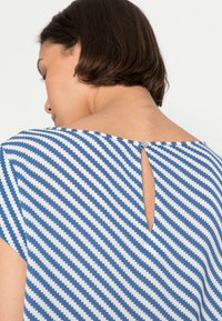ONLY ONLNOVA LUX - T-shirt estampada - eggnog/blue
