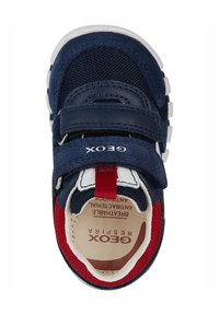 Sneaker blu navy con materiali in rete e camoscio, suola bianca, dettagli rossi, dotato di una fascia in Velcro e logo sul lato.