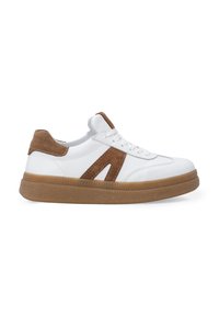 Białe sneakersy z brązowymi zamszowymi akcentami, gumową podeszwą, sznurowanym designem i wycięciami po bokach. Gładka skórzana faktura.