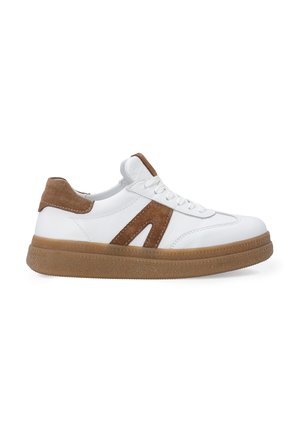 Białe sneakersy z brązowymi zamszowymi akcentami, gumową podeszwą, sznurowanym designem i wycięciami po bokach. Gładka skórzana faktura.
