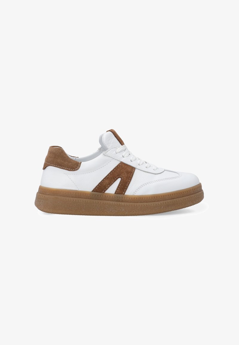 Białe sneakersy z brązowymi zamszowymi akcentami, gumową podeszwą, sznurowanym designem i wycięciami po bokach. Gładka skórzana faktura.