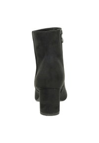 Zwarte enkellaars met een lage blokhak, gemaakt van zacht materiaal, met een ritsdetails aan de zijkant en een gladde textuur.