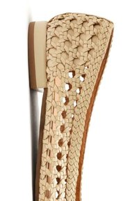 Sandalo con zeppa intrecciata beige, dal design aperto e testurizzato. Presenta un tacco solido color marrone chiaro e una fodera interna liscia.