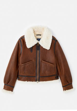 Giacca cropped in pelle marrone con colletto in pelo sintetico color crema, chiusura con zip frontale, due ampie tasche e polsini a coste. Dettagli in trim scuro.