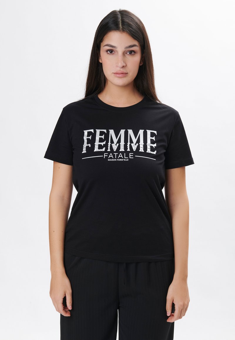 Sort bomuld t-shirt med fed hvid tekst "FEMME FATALE", glat tekstur, rund hals og korte ærmer.