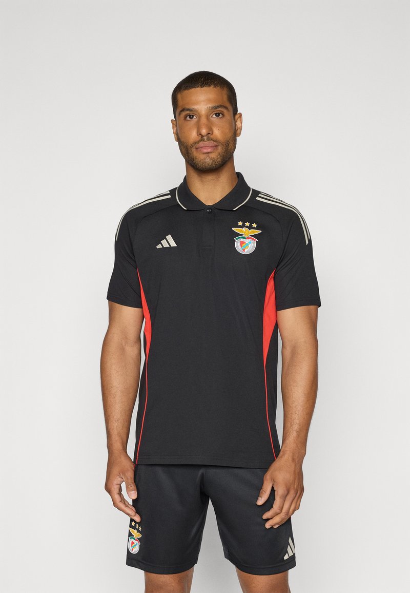 Czarna koszulka polo z czerwonymi akcentami po bokach, z haftowanym logo i trzema gwiazdami. W komplecie czarne szorty, obie części z brandingiem Adidas.