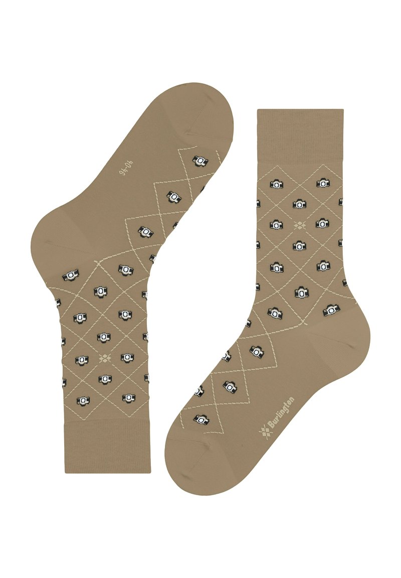 Beżowe skarpetki z wzorem w diamenty i czarno-białymi motywami aparatów. Wykonane z gładkiego, elastycznego materiału dla komfortu.