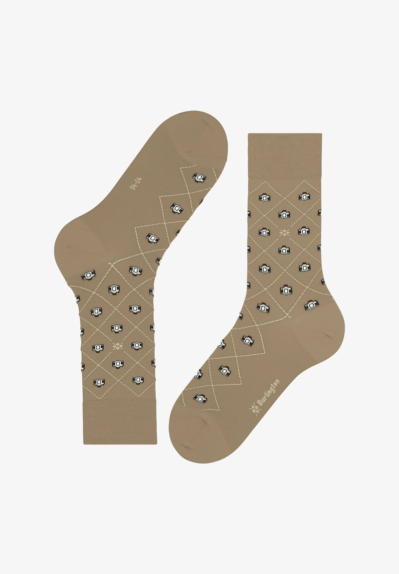 Beżowe skarpetki z wzorem w diamenty i czarno-białymi motywami aparatów. Wykonane z gładkiego, elastycznego materiału dla komfortu.