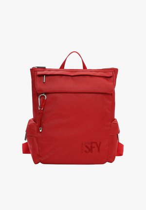 Sac à dos rectangulaire rouge avec poignée supérieure, poche avant zippée, poches latérales et un mousqueton attaché à la tirette de la fermeture éclair avant.