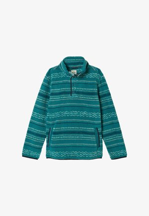 Türkiz polár pulóver vízszintes hullámos csíkokkal, negyedgombos elülső résszel, magas gallérral és cipzáras oldalzsebekkel.