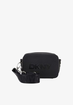 Bolso bandolera rectangular negro con logo DKNY grabado y correa ancha ajustable con texto DKNY.